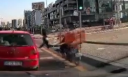 Ankara'da yürekleri ağza getiren kaza: Motosikletli kurye genç kıza böyle çarptı!