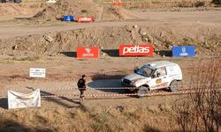 Offroad yarışında hasarlı araç için nefes kesen servis mücadelesi