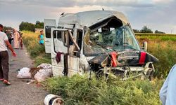Tarım işçilerini taşıyan minibüs kanala devrildi: 15 yaralı