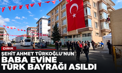 Şehit polis Ahmet Türkoğlu’nun Çubuk’taki baba evine Türk bayrağı asıldı