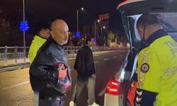 Kayseri’de alkollü sürücü ekiplerin sabrını zorladı: “Burada çevirme olmaz” dedi, yoldan geçen araçları durdurdu