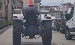 Akılalmaz görüntüler: Başına trafik dubası geçirip traktör kullandı, o anlar kameraya böyle yansıdı