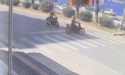 Yaya geçidinde motosikletler çarpıştı: Feci kaza kameraya yansıdı
