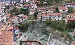 Tokat’ta endişelendiren görüntü: İnşaat alanının yanındaki yol çöktü, apartman boşaltıldı