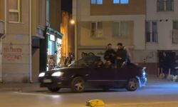 Trafikte akılalmaz görüntüler: Seyir halindeki otomobilin bagajına ters oturdu