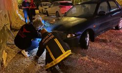 Park halindeki otomobil alev alev yandı! Motor bölümü küle döndü
