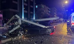 Karaman’da otomobil aydınlatma direğine çarptı: 2 yaralı