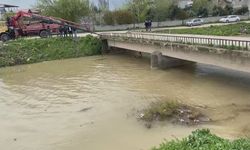 Karanlık yol faciaya davetiye çıkardı! Sürücü dereye uçtu konuşamaz hale geldi