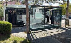 Şehir magandaları iş başında! Otobüs durağının camını kırdılar