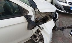 Hastane önünde korkutan kaza! Savrulan otomobil otoparka daldı