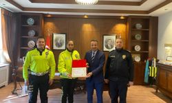 Yaralı gence şemsiye tutan trafik polisine başarı belgesi