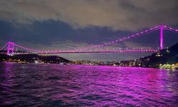 İstanbul Boğazı'nda görenleri şaşırtan görüntü! Köprü bu kez pembeye büründü