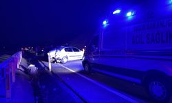 Bariyerlere çarpan otomobil yolcu otobüsüne savruldu: 2 yaralı