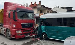 Can pazarı! Hafriyat kamyonu minibüsle çarpıştı: 10 kişi yaralandı