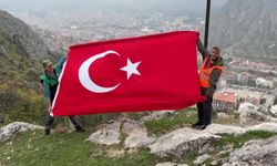 İki kardeşten örnek davranış! Önce doğayı temizlediler, sonra Türk bayrağı açtılar