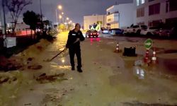 Polisler sürücüler için seferber oldu: Araçlar zarar görmesin diye çukurları doldurdular