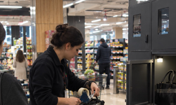 Ankara’da markette tepki çeken uygulama! Müşterilerin çantalarını bantlayıp dolaba koydular