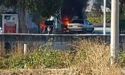 Benzin istasyonunda korku dolu anlar! Otomobil pompaya çarpıp yandı