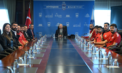 Ankara'da şampiyon pehlivanlara Başkan Yavaş'tan destek: "Türkiye'nin yüzünü güldürüyorsunuz"