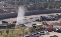 Ankara'da yola fışkıran suyu görünce fırsatı kaçırmadı: Aracını böyle yıkadı!