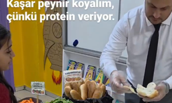 Ders kitaplarını bir kenara bıraktı! Öğrencilerine bakın ne yaptırdı