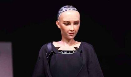 Mevzular Açık Mikrofon&#039;da Yapay zeka ve İnsanlık kapışması: Robot Sophia&#039;nın çok konuşulacak cevapları... 