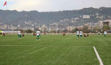 Yeşil sahalar böyle protesto görmedi! Hakemin kararını beğenmeyen futbolcular bakın ne yaptı?