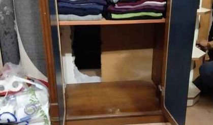 FETÖ’cü öğretmen fare gibi saklandığı gizli bölmede yakalandı!