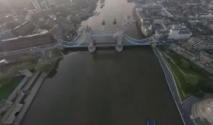 Avusturyalı wingsuitçiler Tower Bridge üzerinden uçtu
