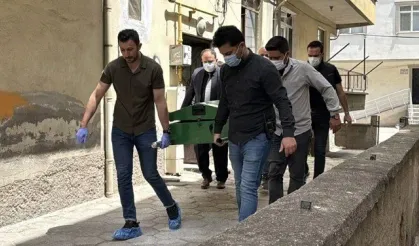 Ev sahibi kira için geldi satırla parçalanmış cesetle karşılaştı!