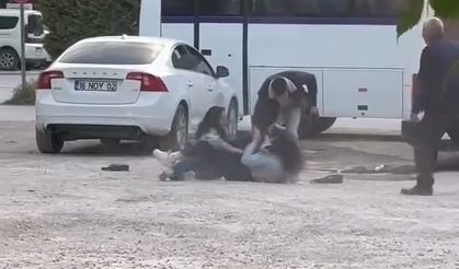 Bursa'da iki genç kız sokak ortasında böyle kavga etti!
