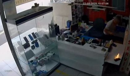 Cep telefonu elinde bomba gibi patladı!