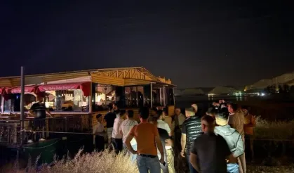 Şanlıurfa’da Fırat Nehri’nde Panik: Müşteri Dolu Duba Restoran Akıntıya Kapıldı