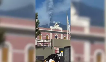 Etna Yanardağı Patladı: İtalya’da Turuncu Alarm Turistler Panikle Kaçtı