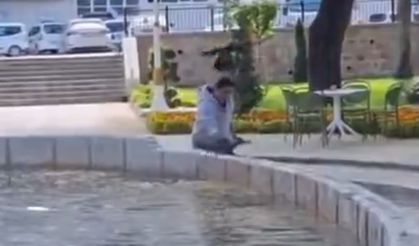 "Besle kargayı, oysun gözünü" dedikleri... Havuza düşen kargaya yardım ederken...