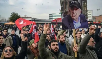 Ümit Özdağ duruşma salonunda İstiklal Marşı ile karşılandı
