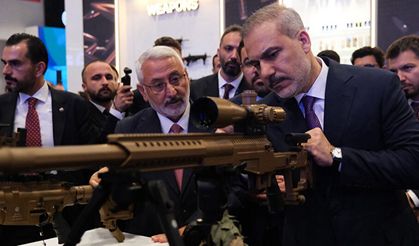 Bakan Fidan'ın keskin nişancı tüfeğini incelemesi gündem oldu