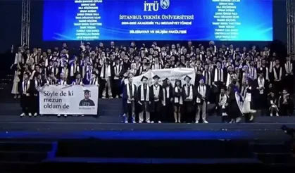 Din düşmanları her yerde: Mezuniyet töreninde ayet yazılı pankartın önünü kapattılar!