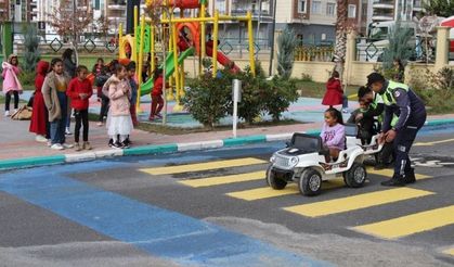 Ankara Keçiören'de minik sürücüler trafiği öğreniyor! Ücretsiz parkta çocuklar eğleniyor