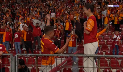 Galatasaray tribünlerinde sürpriz evlilik teklifi: Konyaspor maçı öncesi romantik anlar