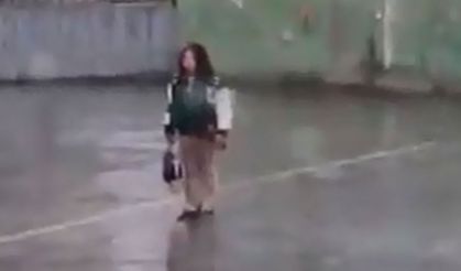 Ankara’da yağmur altında ıslanan öğrencinin İstiklal Marşı’na saygısı yürekleri ısıttı