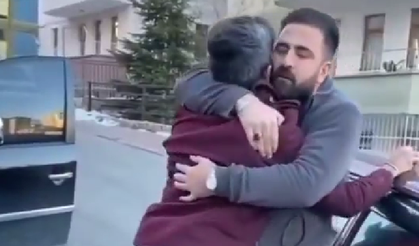 Trafikte sopalı kavgayı sarılarak sakinleştird: İşte o anlar...