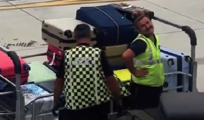 Bagajların yüklenme anını çeken turisti fark eden görevlilerin nazik tavırları güldürdü