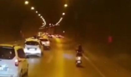 Tır şoföründen trafikte insanlık dersi: Motosikletli kıza adeta kalkan oldu