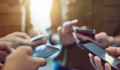 Google ve Samsung’tan dev hamle: Pil ömrünü tüketen uygulamalara görünürlük kısıtlaması geliyor