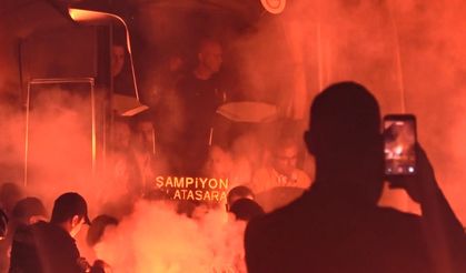 Galatasaray Kocaeli’de coşkuyla karşılandı: Taraftarlardan meşaleli karşılama