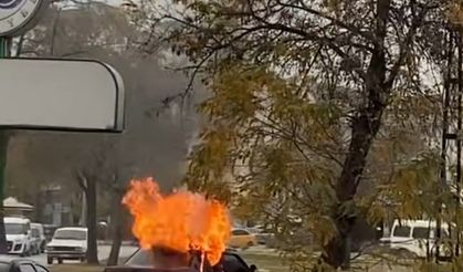 Elazığ’da seyir halindeki otomobil alev aldı: Araç kullanılamaz hale geldi