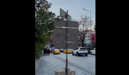 AK Parti Gençlik Kolları Başkanı Yusuf İbiş’ten CHP'ye tabela üzerinden gönderme