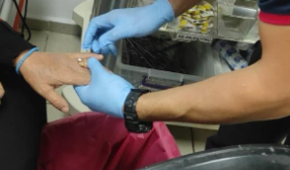 Nefes kesen anlar: İtfaiye ve sağlık ekipleri kadının parmağına sıkışan yüzüğü böyle çıkardı