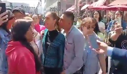 Devlet Başkanına büyük şok! Halkla buluşmasında tacize uğradı!